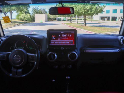 Used 2015 Jeep Wrangler Unlimited Sahara w/ Connectivity Group AWD/4WD image 23