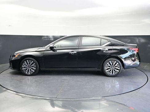Used 2025 Nissan Altima 2.5 SV FWD image 8