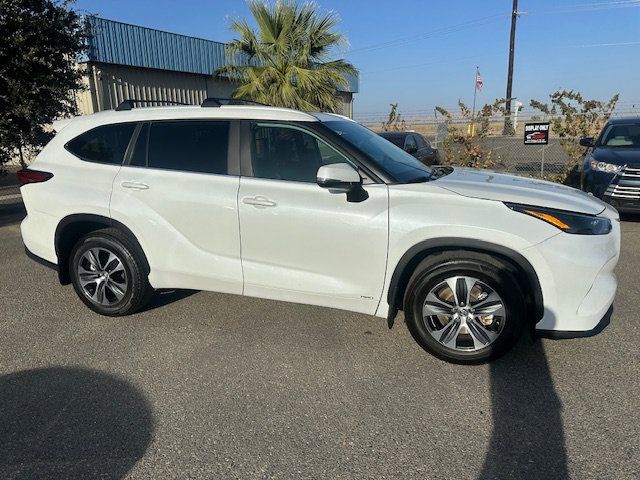 Used 2023 Toyota Highlander XLE AWD/4WD image 15