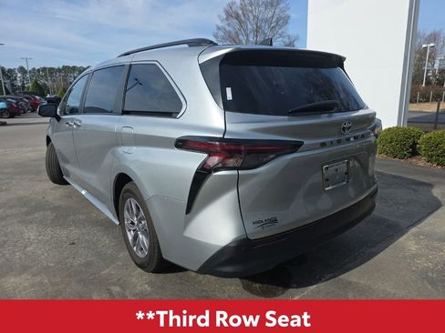Used 2024 Toyota Sienna XLE image 5