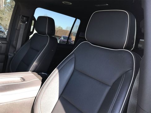 Used 2024 GMC Yukon XL SLT w/ SLT Luxury Package image 11