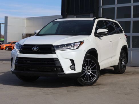 Used 2018 Toyota Highlander SE image 3