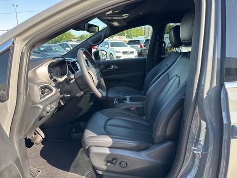 Used 2025 Chrysler Pacifica Select FWD image 13