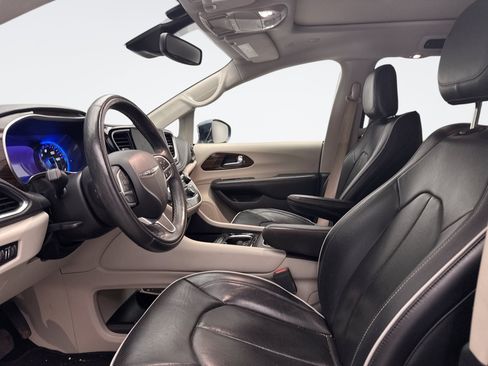 Used 2022 Chrysler Pacifica Limited AWD/4WD image 8