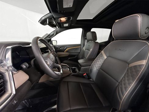 Used 2023 GMC Canyon Denali image 3
