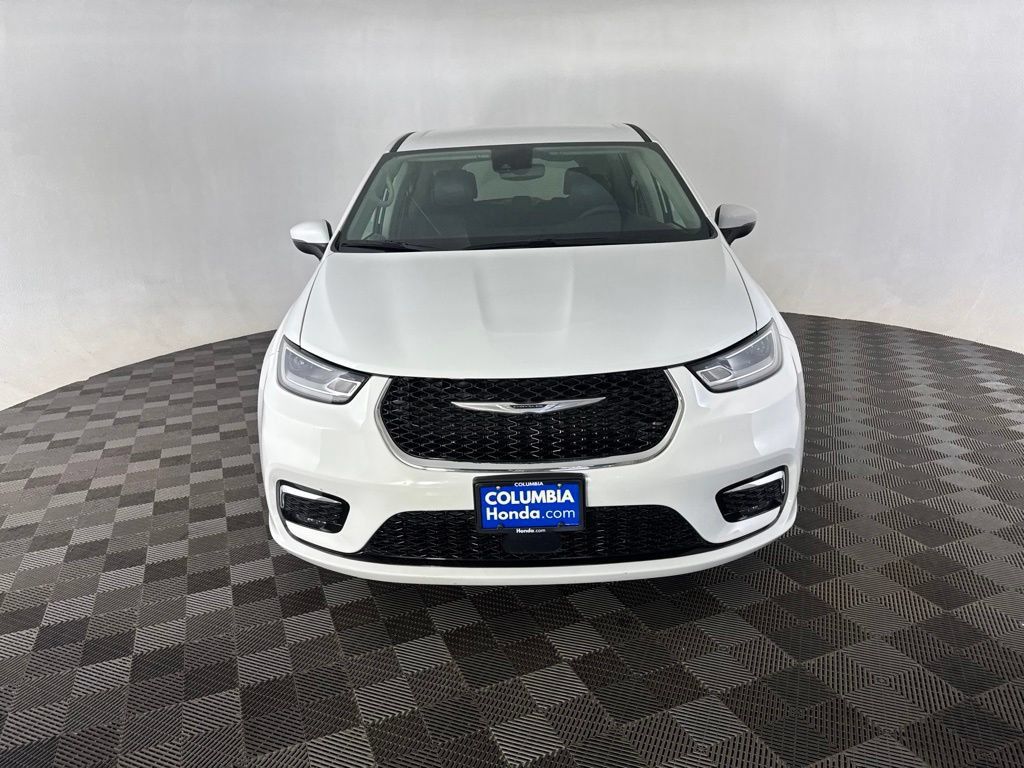 Used 2023 Chrysler Pacifica Touring-L FWD image 2