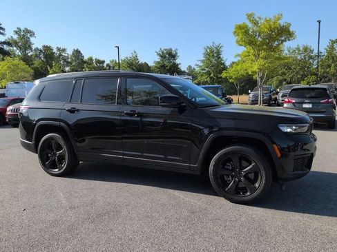 Certified 2022 Jeep Grand Cherokee L Laredo RWD image 2
