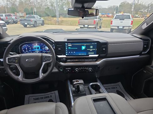 Used 2022 Chevrolet Silverado 1500 LT Trail Boss w/ Convenience Package II image 9