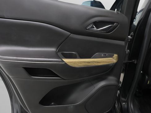 Used 2019 GMC Acadia Denali w/ Technology Package AWD/4WD image 25