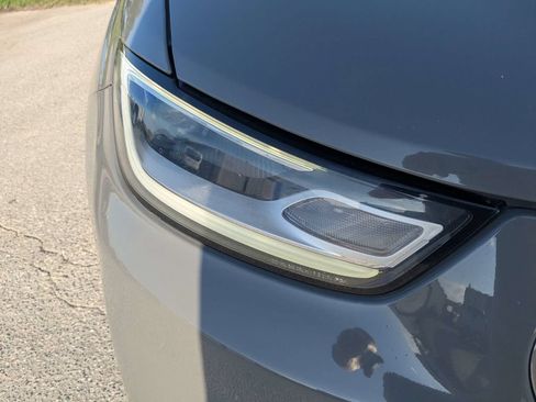 Used 2023 Chrysler Pacifica Touring-L FWD image 10