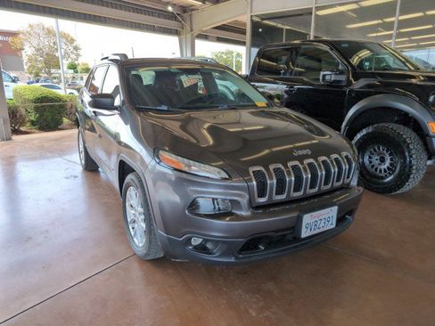 Used 2016 Jeep Cherokee Latitude FWD image 2