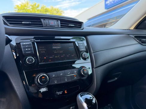 Used 2020 Nissan Rogue S FWD image 44