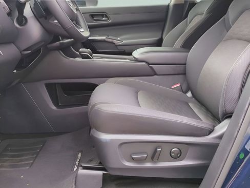 Used 2025 Nissan Pathfinder SV FWD image 13