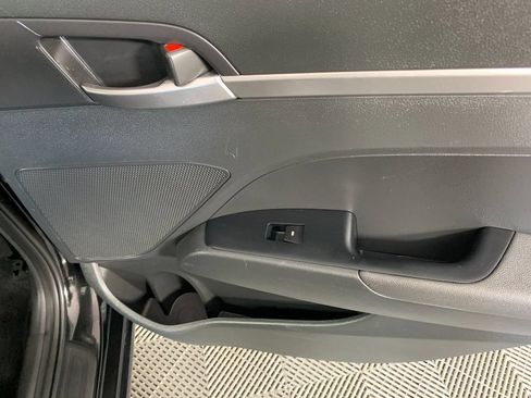 Used 2019 Hyundai Elantra SE w/ Winter Weather Package FWD image 34