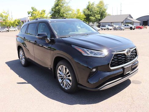 Used 2026 Toyota Highlander Platinum AWD/4WD image 3