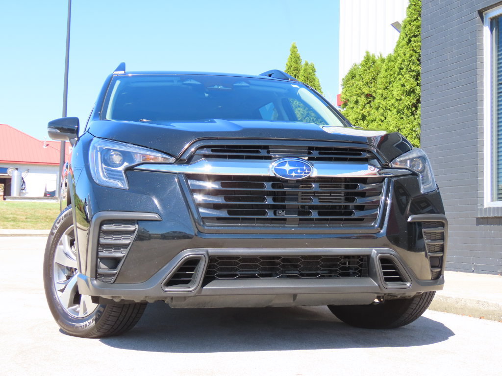 Used 2023 Subaru Ascent Premium AWD/4WD image 2
