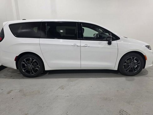 New 2026 Chrysler Pacifica Select FWD image 22