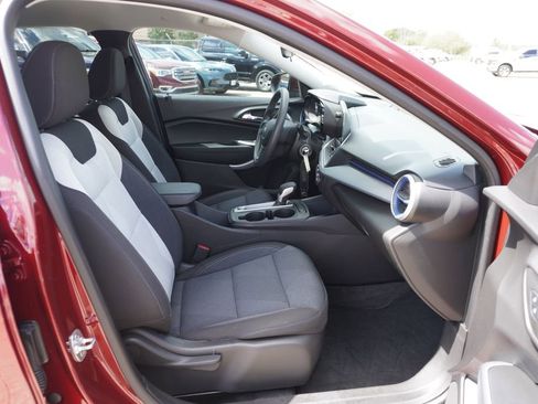 Used 2025 Chevrolet Trax LS w/ LS Convenience Package image 23