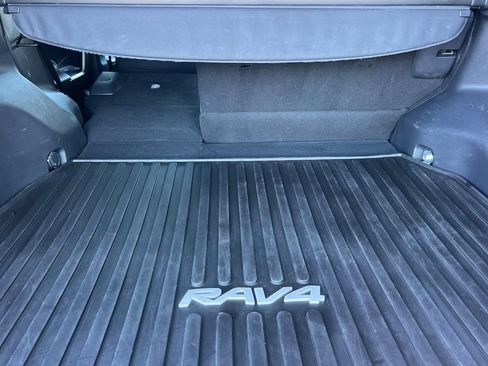 Used 2021 Toyota RAV4 XLE w/ XLE Grade Weather Package AWD/4WD image 18