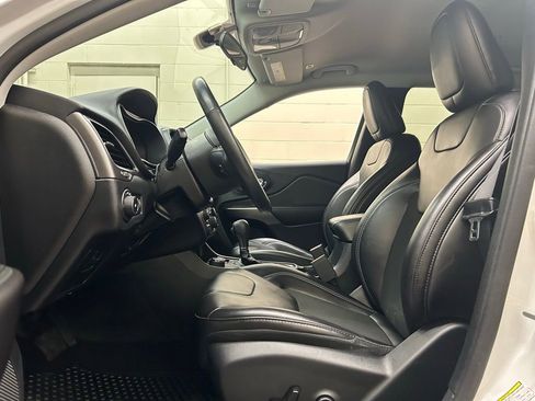 Used 2019 Jeep Cherokee Latitude Plus w/ Cold Weather Group image 7