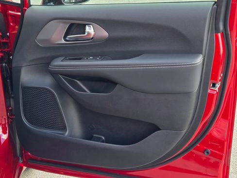 New 2026 Chrysler Pacifica Select w/ S Appearance Package image 4