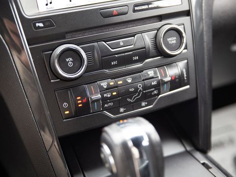 Used 2018 Ford Explorer XLT w/ Equipment Group 202A image 14