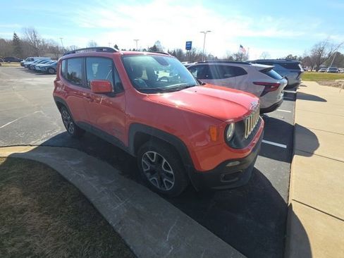 Used 2017 Jeep Renegade Latitude w/ Cold Weather Group image 10