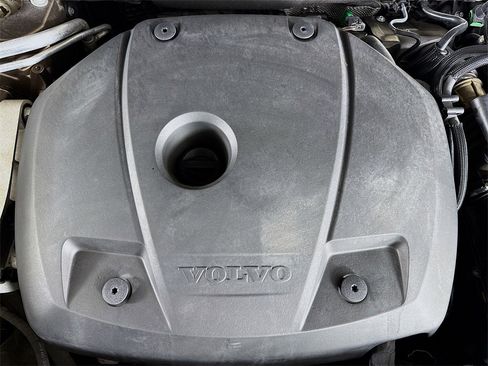 Used 2016 Volvo XC90 T6 Momentum w/ Vision Package image 32