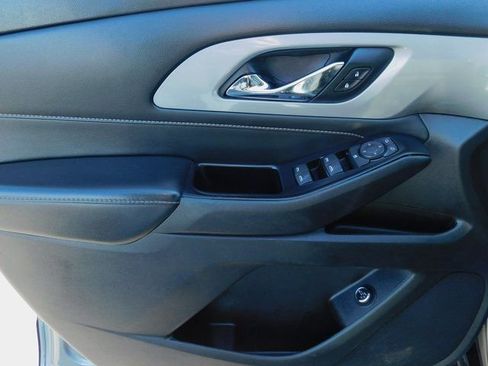 Used 2021 Chevrolet Traverse LT FWD image 13