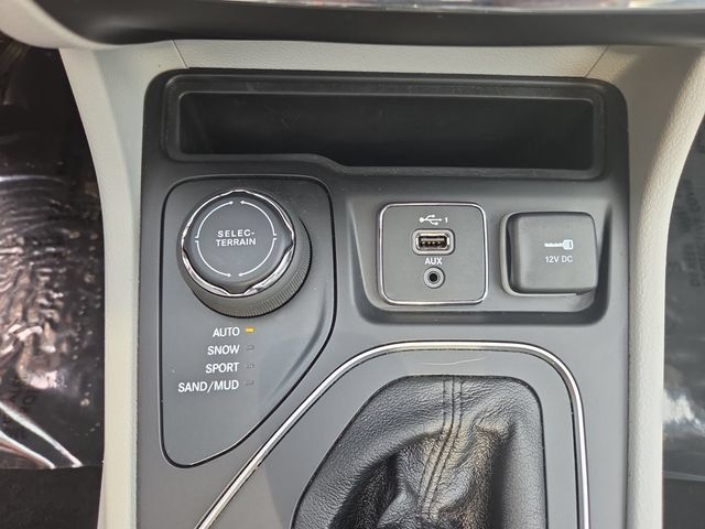 Used 2021 Jeep Cherokee Latitude Lux w/ Sun & Sound Group AWD/4WD image 24