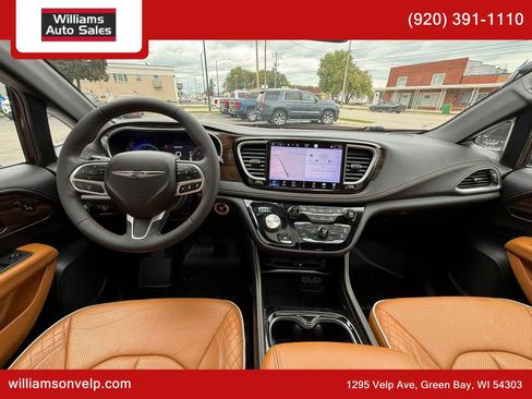 Used 2022 Chrysler Pacifica Pinnacle AWD/4WD image 18