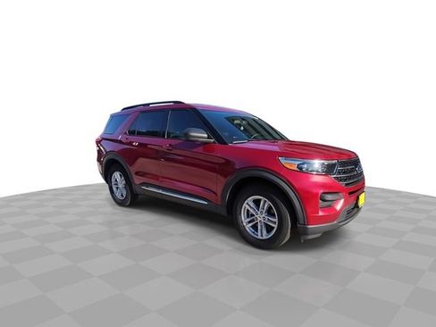 Used 2020 Ford Explorer XLT RWD image 2