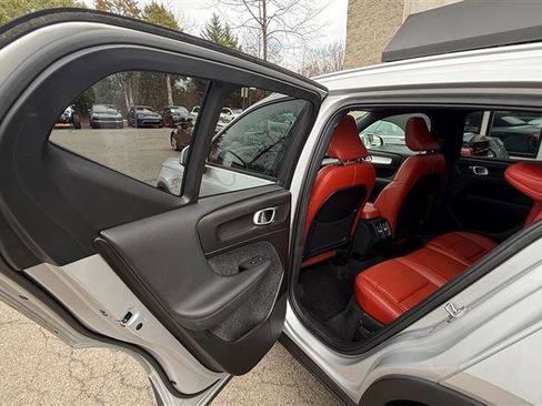 Used 2019 Volvo XC40 T5 Momentum image 17