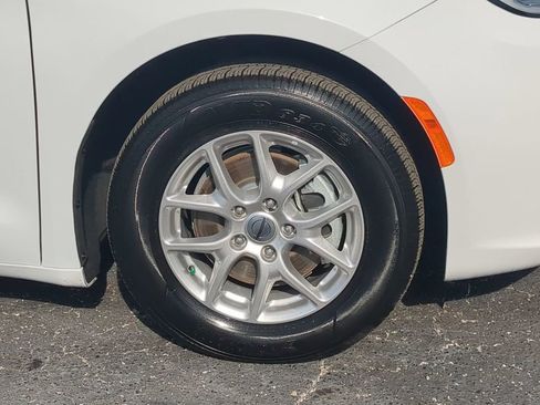 Used 2024 Chrysler Pacifica Touring image 11