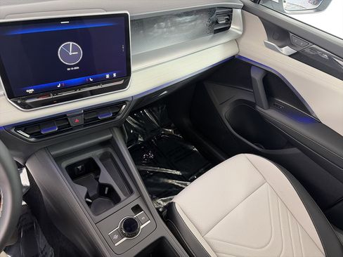 Used 2025 Volkswagen Tiguan SE image 4