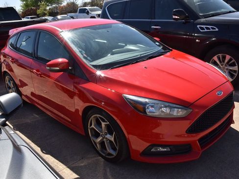Used 2017 Ford Focus ST image 4