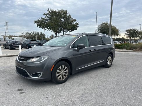 Used 2019 Chrysler Pacifica Touring-L image 1