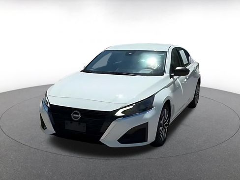 Used 2025 Nissan Altima 2.5 SV FWD image 7
