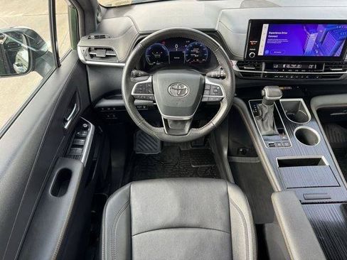 Certified 2025 Toyota Sienna XLE Woodland Edition AWD/4WD image 10