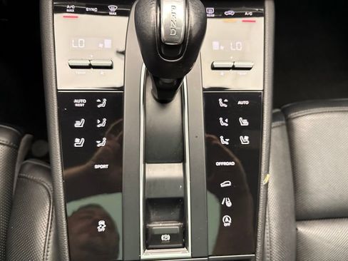 Certified 2023 Porsche Macan AWD/4WD image 34