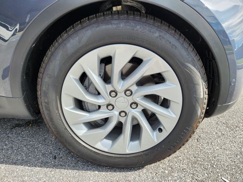 Used 2025 Land Rover Discovery S image 7