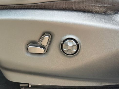 Used 2023 Chrysler Pacifica Touring-L FWD image 12