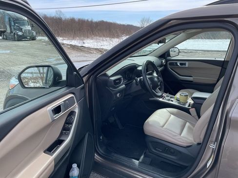 Used 2021 Ford Explorer XLT w/ Equipment Group 202A image 10