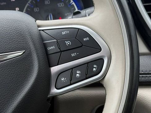 Used 2018 Chrysler Pacifica Limited w/ Tire & Wheel Group FWD image 10
