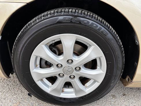 Used 2011 Toyota Camry LE image 24