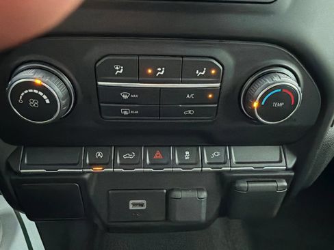 Used 2020 Chevrolet Silverado 1500 Custom w/ Custom Value Package AWD/4WD image 21