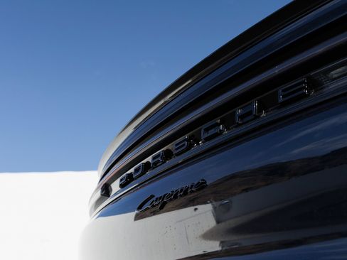 Certified 2025 Porsche Cayenne E-Hybrid Coupe AWD/4WD image 12