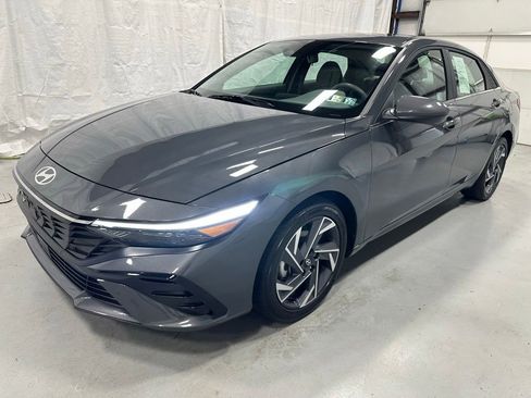 Used 2025 Hyundai Elantra SEL FWD image 3