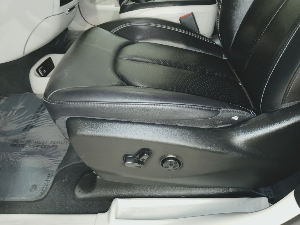 Used 2024 Chrysler Pacifica Touring-L FWD image 16