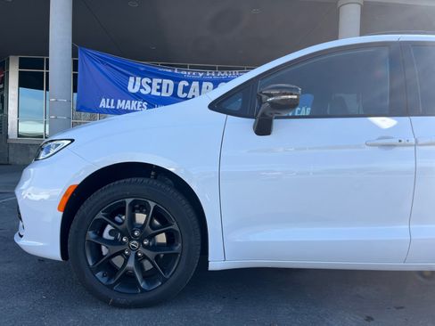 New 2026 Chrysler Pacifica Limited image 9